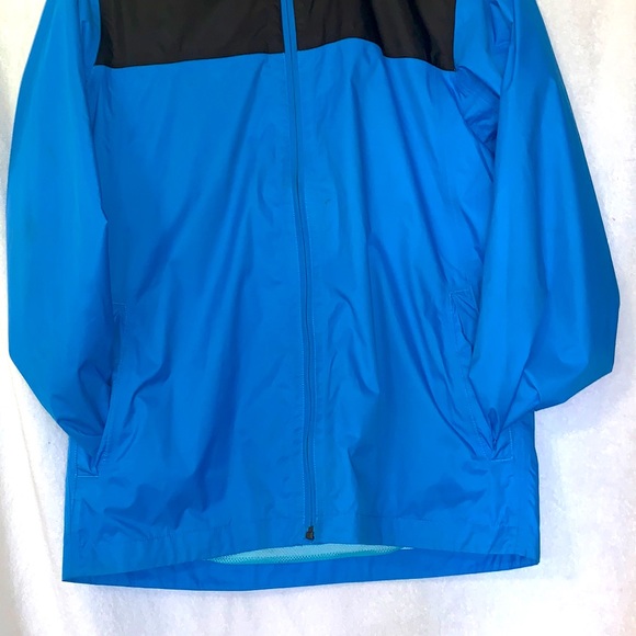 Boys North Face Light Weight/Rain Jacket w/hood - Picture 3 of 7
